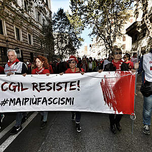 Manif "Mai più fascismi" 16. 10. 2021 à Rome, banderole principale