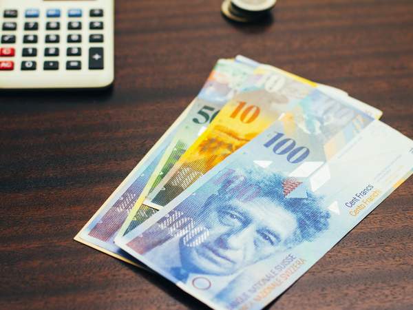 Un calculateur et des billets