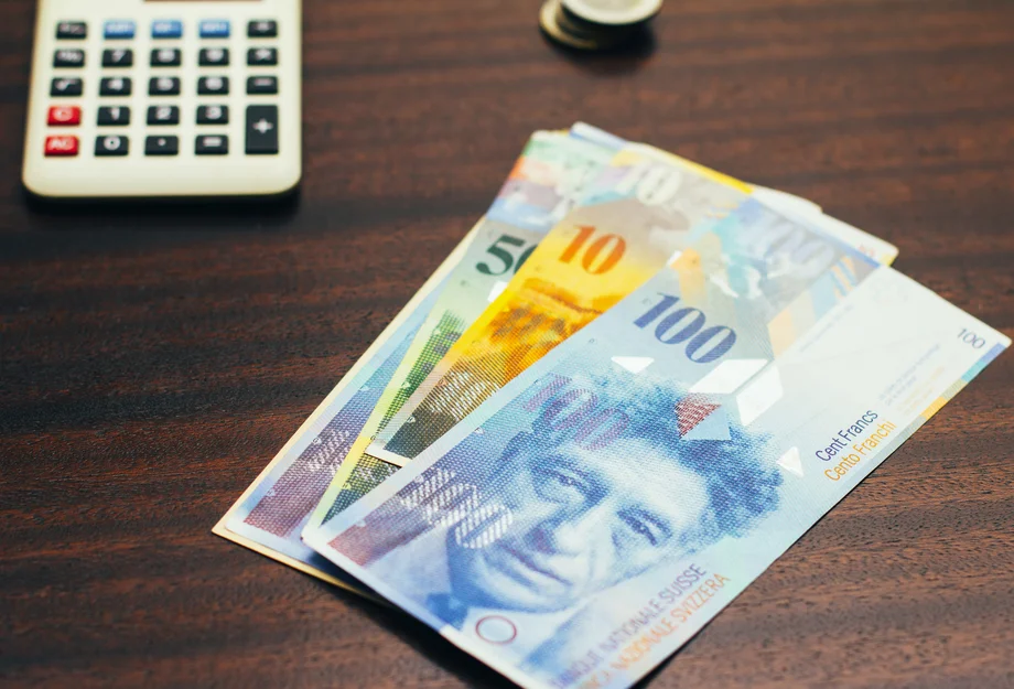 Ça vaut la peine de faire ses calculs Un calculateur et des billets