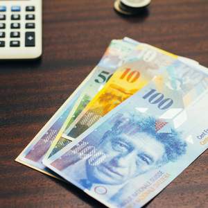 Un calculateur et des billets