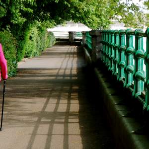 femme âgée se promenant avec un déambulateur