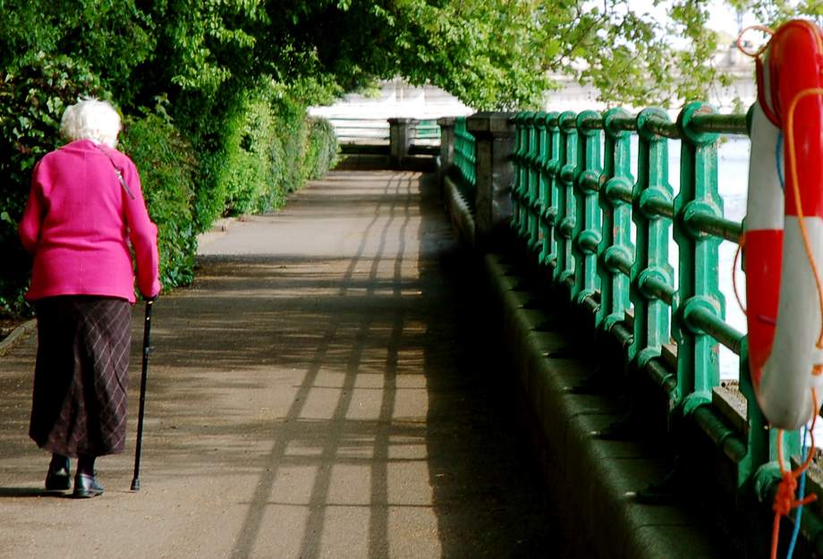 femme âgée se promenant avec un déambulateur