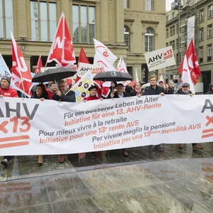 Les syndicats manifestent pour obtenir le AHVx13