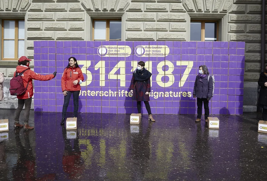 Remise officielle des 314'187 signatures au Conseil des États