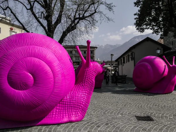 Crackingart in Locarno Schnecken-Skulpturen in Pink