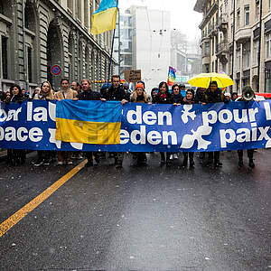 Fronttransparent der Friedensdemo vom 2. April 2022 in Bern
