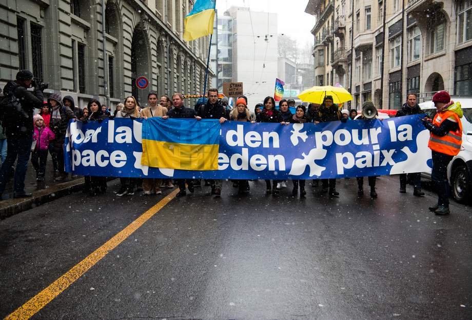 Fronttransparent der Friedensdemo vom 2. April 2022 in Bern