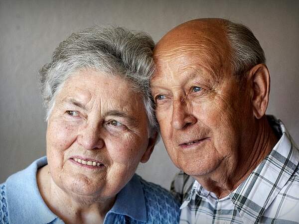 Vieux ensemble : couple âgé satisfait