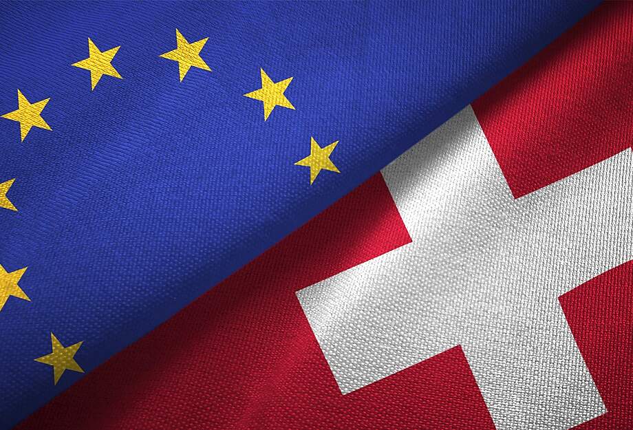 Le drapeau suisse et celui de l'Union européenne 