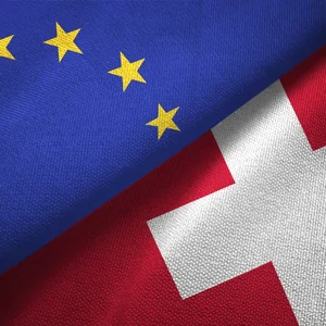 Le drapeau suisse et celui de l'Union européenne