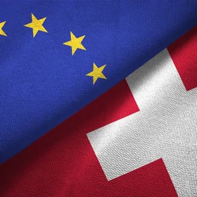 Le drapeau suisse et celui de l'Union européenne