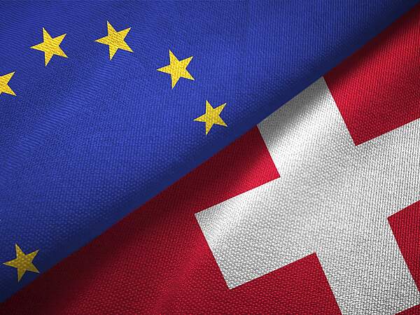 Le drapeau suisse et celui de l'Union européenne 