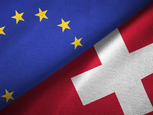 Le drapeau suisse et celui de l'Union européenne 