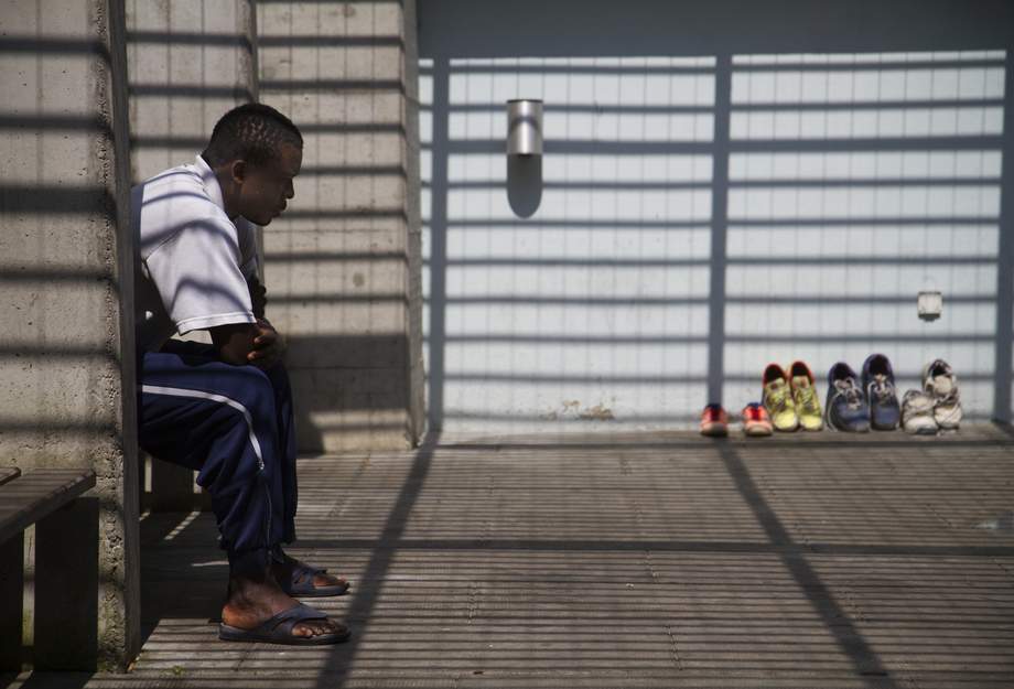 Alain dans la cour d'une prison