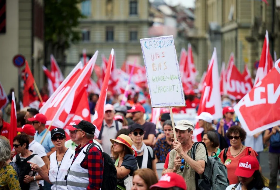 Rendez nous l'argent Photo du cortège avec une affiche "Rendez-nous l'argent"