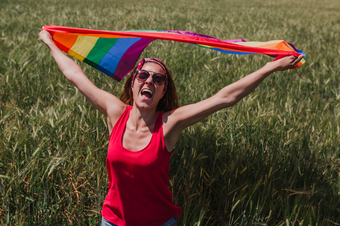 Femme avec drapeau arc-en-ciel